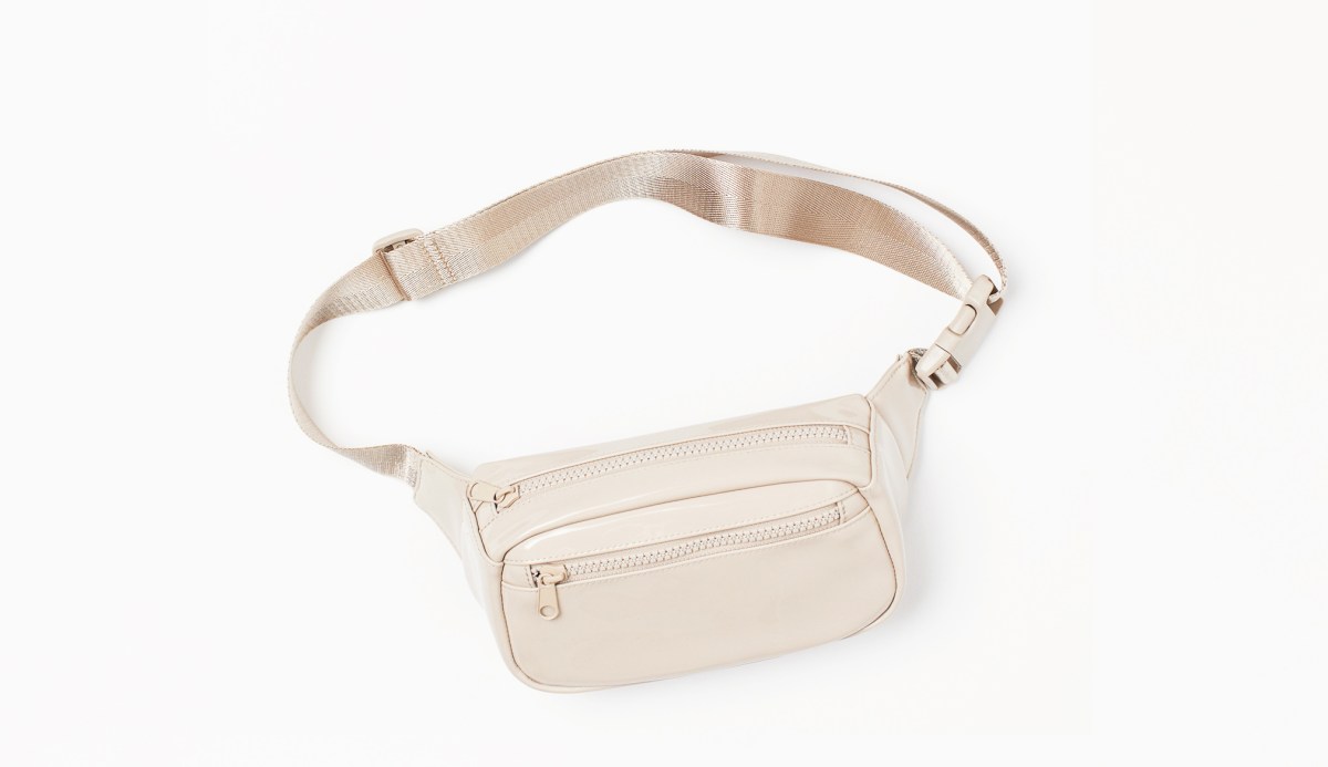 Most stylish belt waist bag for dog treats / H&M waist bag / Affordable dog accessories under £10 / Luxury dog products reviews / Perfect cocker spaniel dog blog (C) Expert tips and lifestyle stories about English cocker spaniels, grooming, health, puppy tips, diet and training (C) Natalia Ashton